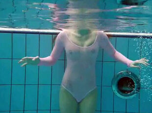Teenager dame loses a bikini in the pool and swim naked,